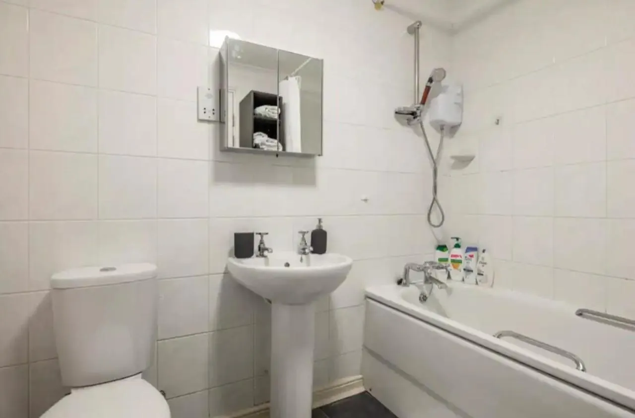 1 Bedroom Flat With Free Parking Londen
