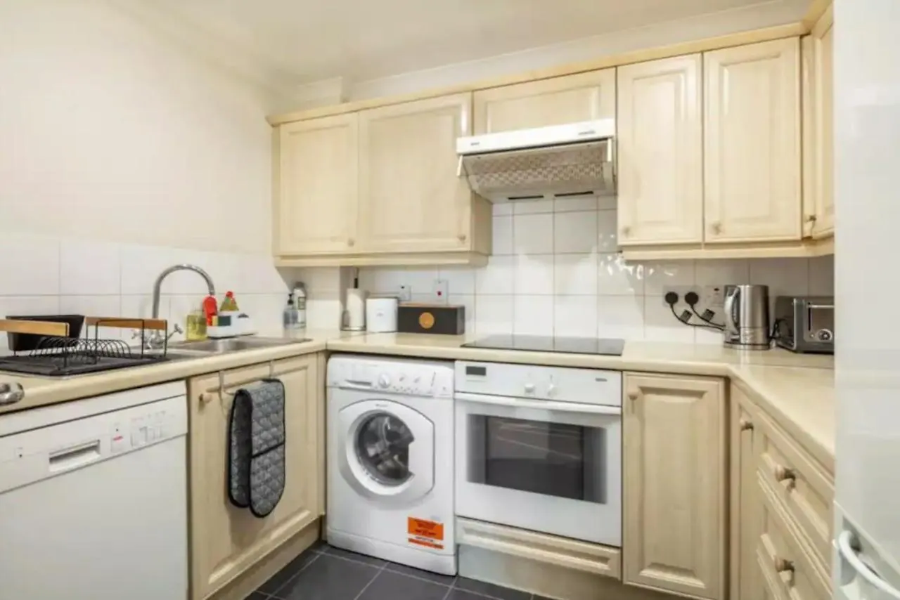 1 Bedroom Flat With Free Parking Londen