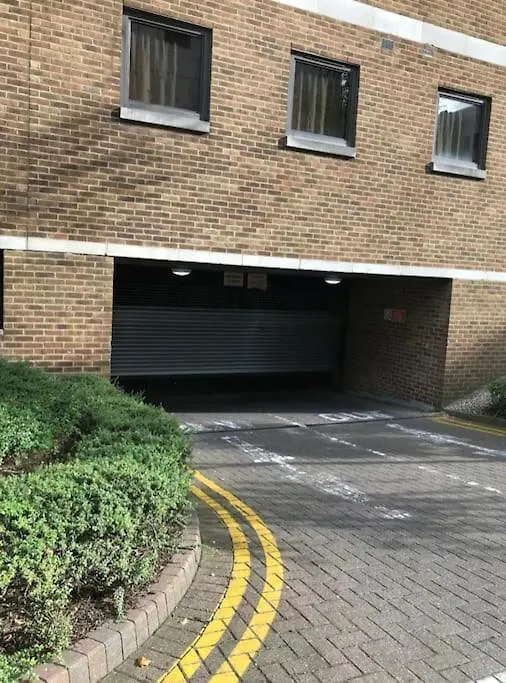 1 Bedroom Flat With Free Parking Londen
