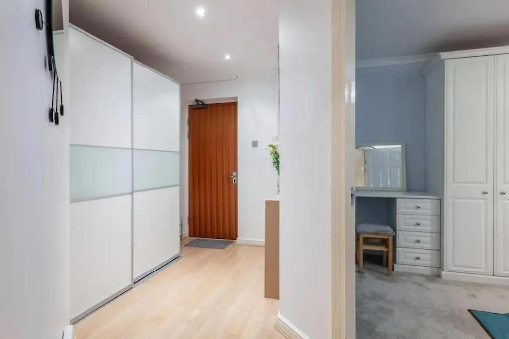 1 Bedroom Flat With Free Parking Londen 0*,
