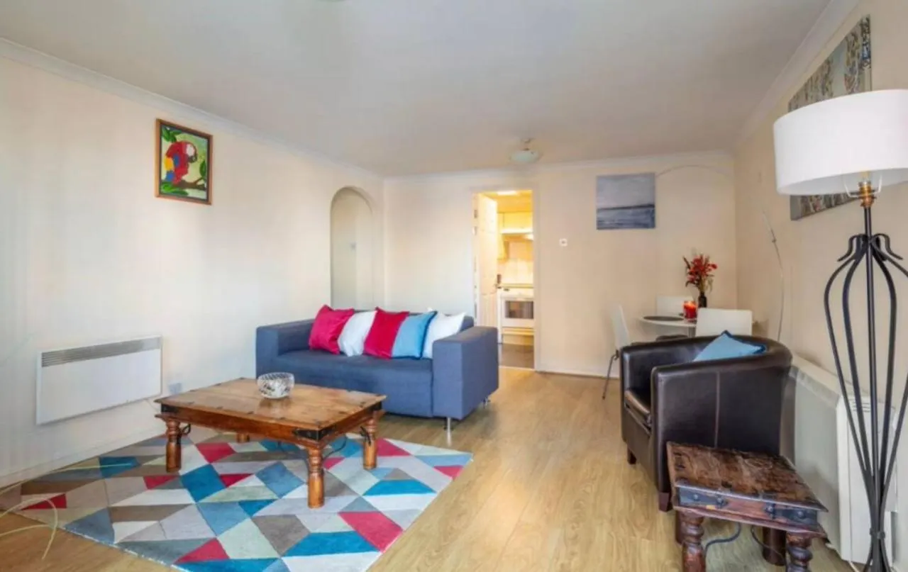 1 Bedroom Flat With Free Parking Londen