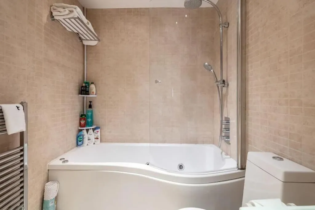 Appartement 1 Bedroom Flat With Free Parking Londen