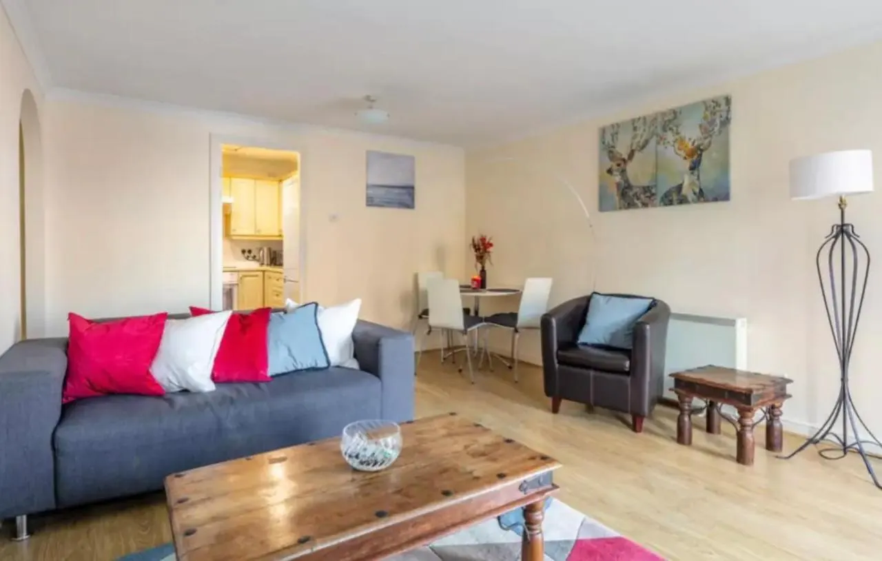 1 Bedroom Flat With Free Parking Londen 0*,
