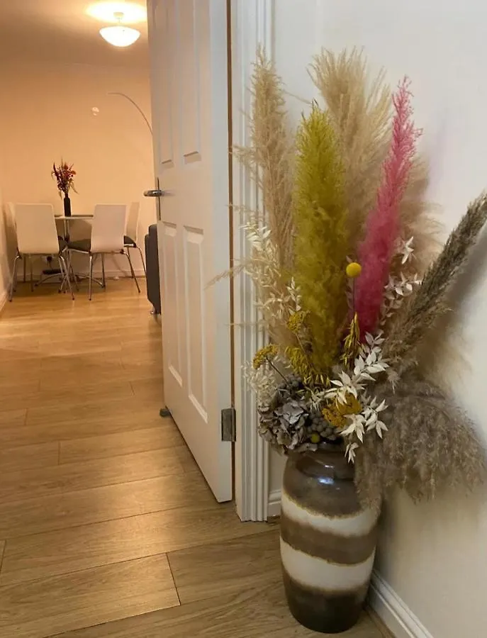 1 Bedroom Flat With Free Parking Londen