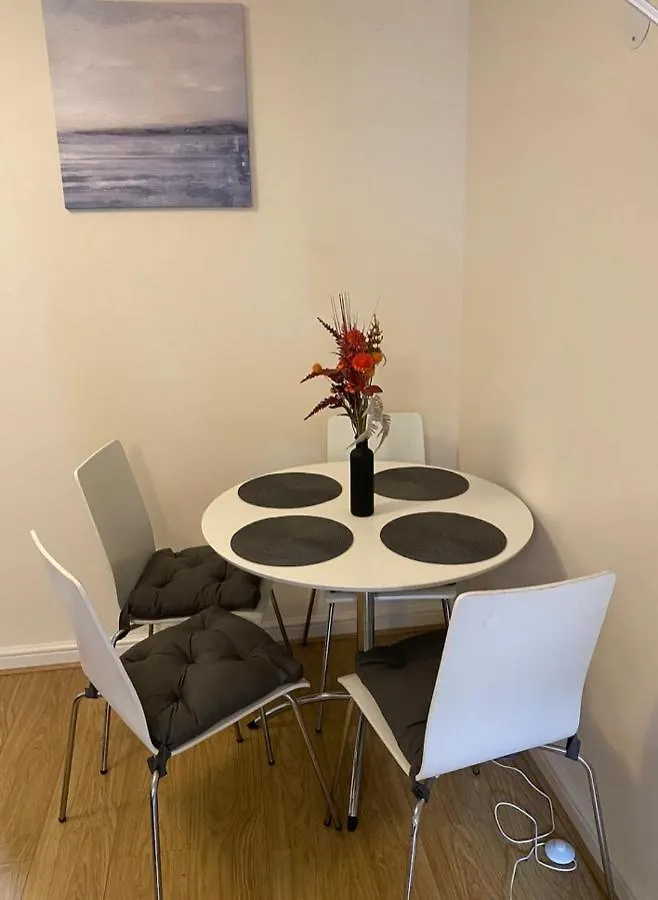 1 Bedroom Flat With Free Parking Londen